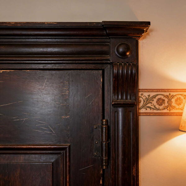 Historische Holztür mit Farbschichten und Verschleiß vor der Restaurierung