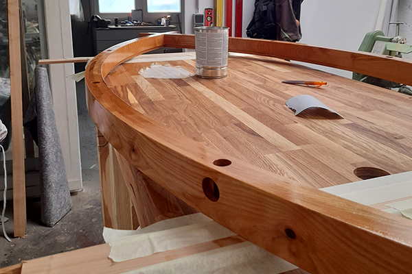 Tischlerarbeiten an beschädigtem Holzelement – Reparatur und originalgetreue Ergänzung nach Laserbehandlung